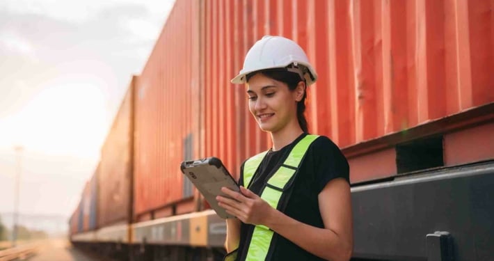Supervisor, der das Inventar oder die Aufgabeninformationen von Güterzugwaggons und Schiffscontainern überprüft. Dies betrifft die Logistik, einschließlich der Bereiche Import und Export.