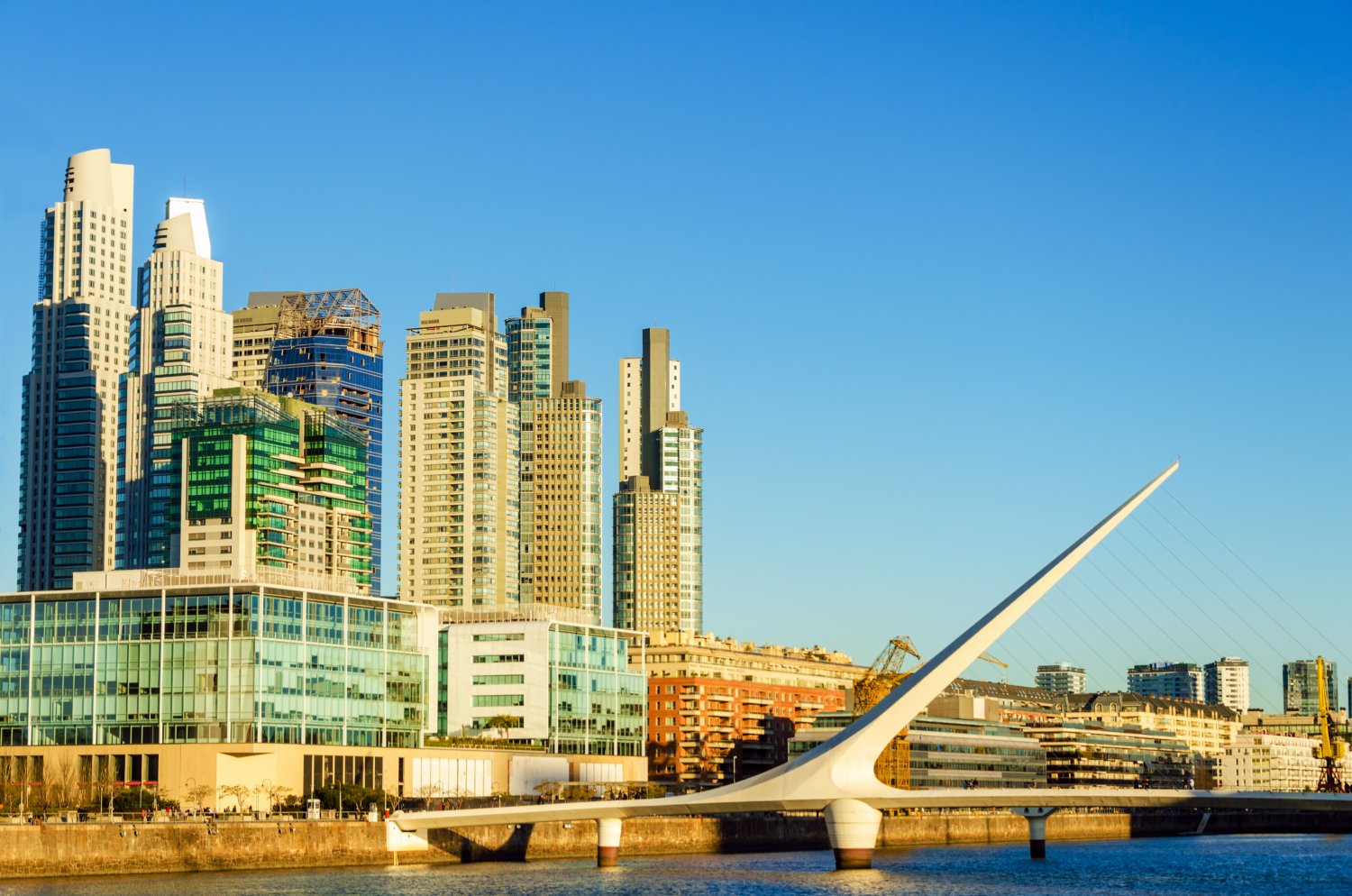 Blick auf die Skyline von Puerto Madero in Buenos Aires, Symbol für internationale Spedition und Fracht nach Argentinien.