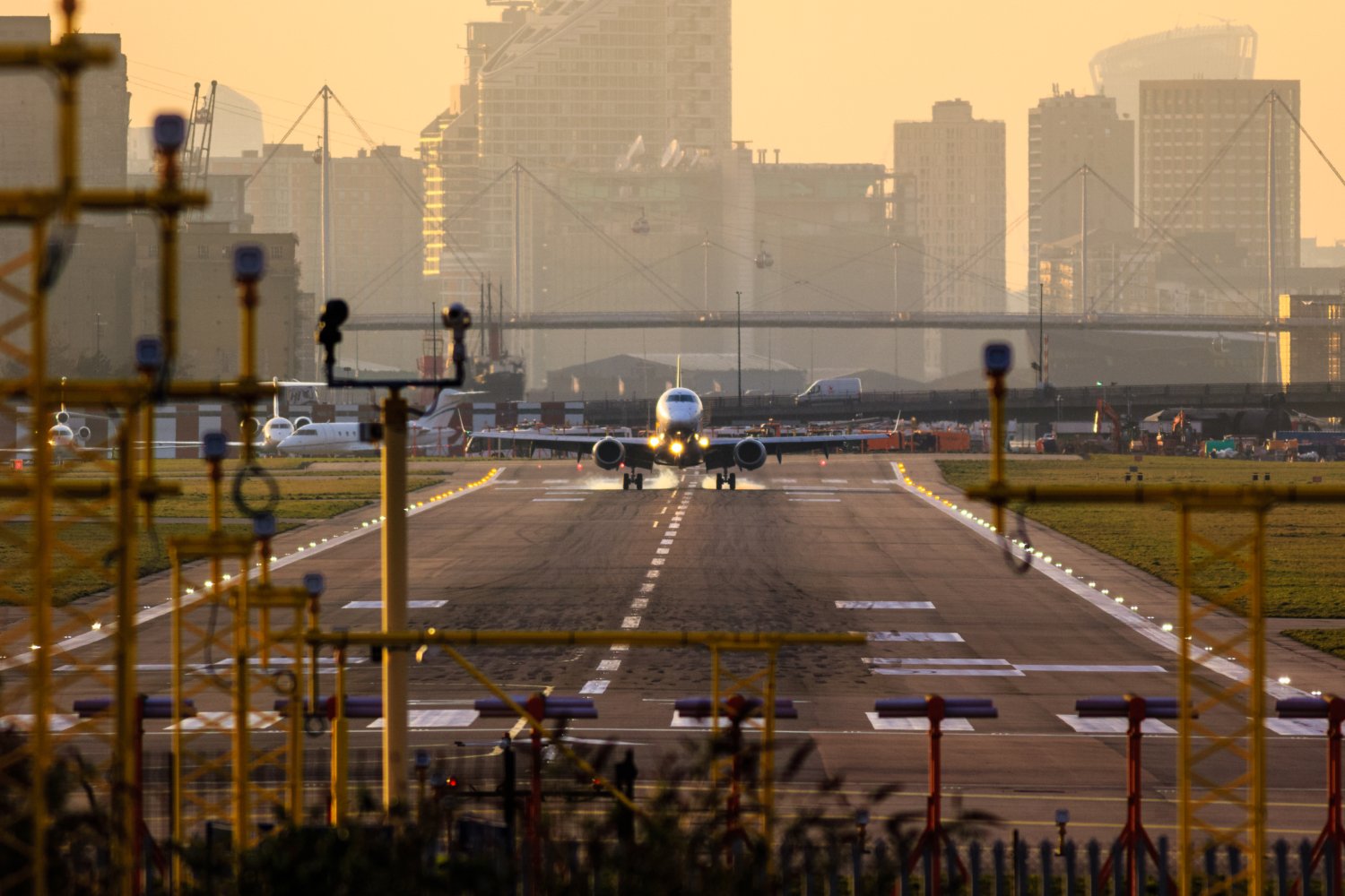 Frachtflugzeug landet auf einem Flughafen.